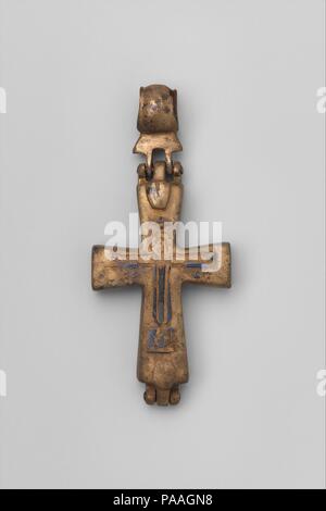 Croix reliquaire avec le Christ crucifié et la Vierge et l'enfant. Culture : Byzantine. Dimensions : hors tout : 3 3/4 x 1 5/8 x 1/2 in. (9,5 x 4,1 x 1,2 cm). Date : 9ème et 12ème siècle. Cette croix représente plus un exemple raffiné de la croix reliquaire commun pendant la période Byzantine moyen. L'image du Christ crucifié est similaire à celui sur le revers de la croix reliquaire couvercle dans ce cas. Il porte un débardeur (colobium ou court-sleeve tunique) avec deux bandes (clavi), et ses pieds sont appuyés par un grand repose-pied (suppedaneum), tandis que sa mort peut être déduite de la léger angle d'h Banque D'Images