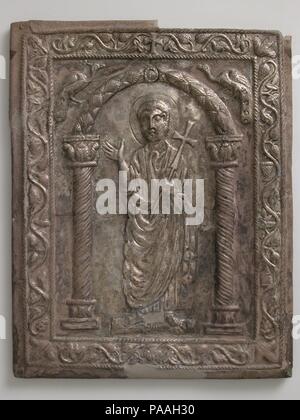 Plaque avec Saint Pierre. Culture : Byzantine. Dimensions : hors tout : 10 13/16 x 8 1/2 x 1/2 in. (27,4 x 21,6 x 1,3 cm) (l'ensemble de fixation avec 50.5.1) : 15 x 22 x 7/8 in. (38,1 x 55,9 x 2,2 cm). Date : 550-600. L'image typique de Saint Pierre--avec un visage rond, cheveux courts, et une barbe--a été établi pendant les premiers siècles de l'église chrétienne. Ici Peter se tenant une croix et gesticulant comme si la prédication. À la taille sont les clés du royaume des cieux, qui lui avaient été donnés par le Christ (Matthieu 16:19). L'arche flanquée de paons dans lesquelles Peter s'est considéré comme une représentation de parad Banque D'Images