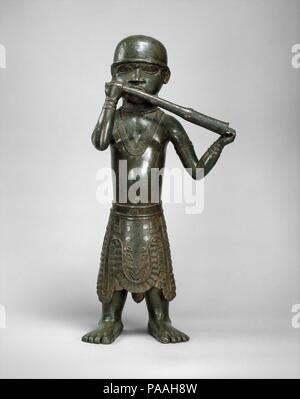 Figure : Horn Player. La culture : les peuples d'Edo. Dimensions : H. 24 x 13/16 x 9/16 11 W. D. 6 3/4 in. (63 x 29,4 x 17,2 cm). Date : 1550-1680. Dans l'art de Bénin, œuvres en bronze peut être commandé que par l'Abo, ou d'une règle, ou par d'autres avec sa permission. Selon la tradition orale, de la technique de fonte du bronze à la cire perdue a été portée au Bénin autour de la fin du quatorzième siècle, de l'Ife, l'ancien royaume du nord a noté pour ses chefs commémorative en bronze. Avant ce temps, le Bénin artisans produit martelées et incisés, mais non exprimés, des ornements de bronze. Une fois que le Tec Banque D'Images