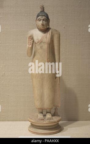 Offrant la protection de Bouddha. Culture : Sri Lanka, Kandy district. Dimensions : H. 11 13/16 in. (30 cm) ; W. 3 3/8 in. (8,6 cm). Date : le 18e siècle. Le Bouddha soulève sa main droite en Abhaya mudra, l'extension de la protection compassion dévots. L'ivoire a été un matériau privilégié pour l'imagerie bouddhiste au Sri Lanka. Musée : Metropolitan Museum of Art, New York, USA. Banque D'Images