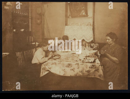 Une scène de nuit (Photo de 9-00 h) Décisions de fleurs. Famille de Marie Bezzola, 212, rue Sullivan, N.Y. George (10 ans) et Levia (9 ans) jusqu'à 9-00 heures de travail lorsque le travail se hâte. Banque D'Images