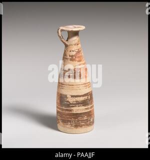 Vase en terre cuite alabastron (parfum). Culture : l'étrusque. Dimensions : H. : 4 5/8 po. (11,7 cm). Date : début du 6e siècle avant J.-C.. Il s'agit d'une adaptation d'un Étrusque prototype de Corinthe. La forme est devenue plutôt raide et allongée, et d'une petite poignée a été ajouté. Musée : Metropolitan Museum of Art, New York, USA. Banque D'Images