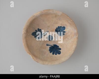 Cobalt importé-sur-blanc bol. Dimensions : H. 2 7/16 in. (6,2 cm) Diam. 8 7/16 in. (21,5 cm) Diam. Base : 3 11/16 in. (9,4 cm). Date : 9ème-10ème siècle. Le bleu de cobalt était populaire sur certains types de neuvième siècle poterie iraquien, mais jamais sur l'Nishapur céramique, et ainsi de ce bol a été attribuée à l'Iraq ou peut-être l'ouest de l'Iran. Fait intéressant, les marchandises de cobalt de l'Iraq, avec leur blanc, étain-motifs opaques, ont été faites à l'imitation des porcelaines chinoises bleu avec dessins et modèles. Musée : Metropolitan Museum of Art, New York, USA. Banque D'Images