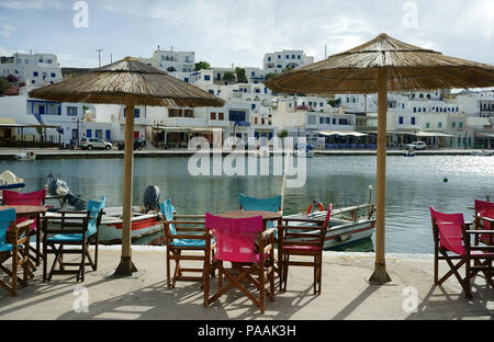 Au restaurant de la rue Panormou Ormos Panormos ou Tinmos, island, Cyclades, Grèce Banque D'Images