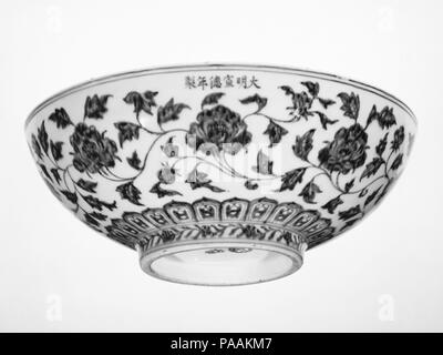 Bol avec les pivoines, narcisses, et de grenadiers. Culture : la Chine. Dimensions : diam. 11 1/4 in. (28,6 cm). Date : début du xve siècle. Musée : Metropolitan Museum of Art, New York, USA. Banque D'Images