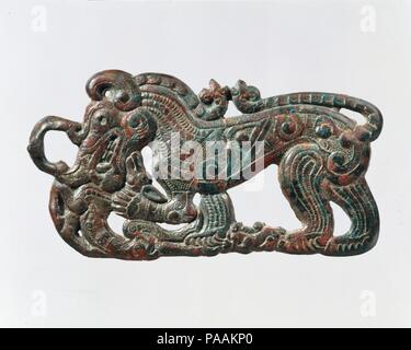 Plaque de ceinture en forme de l'article Loup. Culture : le nord-ouest de la Chine. Dimensions : H. 2 1/2 in. (6,4 cm) ; W. 4 1/2 in. (11,4 cm). Date : 4ème siècle avant J.-C.. Musée : Metropolitan Museum of Art, New York, USA. Banque D'Images