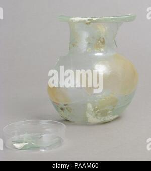 Des fragments de verre. Culture : le copte. Dimensions : hors tout : 4 5/16 x 3 5/8 in. (10,9 x 9,2 cm) Stockage (petri diam. pour les fragments) : 2 3/16 in. (5,5 cm). Date : 4ème siècle. Musée : Metropolitan Museum of Art, New York, USA. Banque D'Images