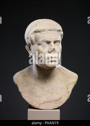 Portrait en buste d'homme. Culture : Roman. Dimensions : H. 17 in. (43,2 cm). Date : ca. A.D. 69-96. La coiffure indique que la tête remonte à la règne de l'empereur Domitien (r. 81-96 après J.-C.). Comme dans l'empereur est tard portraits, le poil est fils de l'avant dans la longue, légèrement recourbée. Elles se terminent au front dans une ligne presque droite et curl brusquement à l'autre. Musée : Metropolitan Museum of Art, New York, USA. Banque D'Images