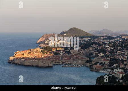 Vue imprenable sur la célèbre vieille ville de Dubrovnik par la mer Adriatique en Croatie dans les Balkans en Europe de l'Est Banque D'Images