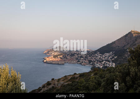 Vue imprenable sur la célèbre vieille ville de Dubrovnik par la mer Adriatique en Croatie dans les Balkans en Europe de l'Est Banque D'Images