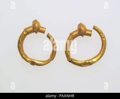 D'Oreille, en forme de trompette. Culture : l'étrusque. Dimensions : d'autres (.165) : 1 × × 3/8 1 1/4 in. (2,6 × 1 × 3,2 cm) d'autres (.166) : 1 1/8 × 3/8 × 1 3/16 in. (2,8 × 1 × 3,1 cm). Date : 5ème-3ème siècle avant J.-C.. Musée : Metropolitan Museum of Art, New York, USA. Banque D'Images