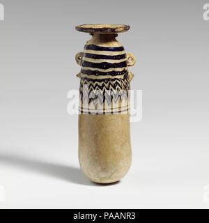 Alabastron en verre (flacon de parfum). Culture : le grec, l'Est de la Méditerranée. Dimensions : H. : 3 7/8 in. (9,9 cm). Date : fin 6ème-5ème siècle avant J.-C.. Opaque, blanc, avec poignées de même couleur ; sentiers dans violet translucide. Jante large et plate-disque ; bref ; cou cylindrique épaule arrondi étroit ; droit face à l'ascension du corps convexe conique ; bas ; au-dessous de l'épaule, deux poignées anneau vertical avec queues bulbés sentier appliqué sur la décoration. Un trail inégalement attaché au bord de jante-disque ; un autre sentier d'épaisseur appliquée dans un pad en haut du corps et liquidée en trois fois en spirale, puis transformée en une près-s Banque D'Images