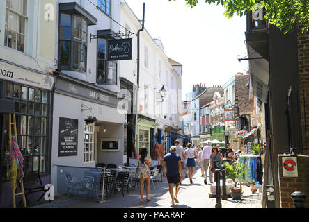 George Street dans le quartier animé de la vieille ville de Hastings, East Sussex, UK Banque D'Images