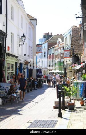 George Street dans le quartier animé de la vieille ville de Hastings, East Sussex, UK Banque D'Images