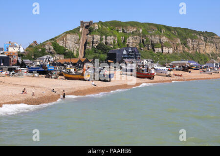 La plage et les bateaux de pêche à Hastings, le contexte historique, ville côtière sur la côte sud, dans l'East Sussex, UK Banque D'Images