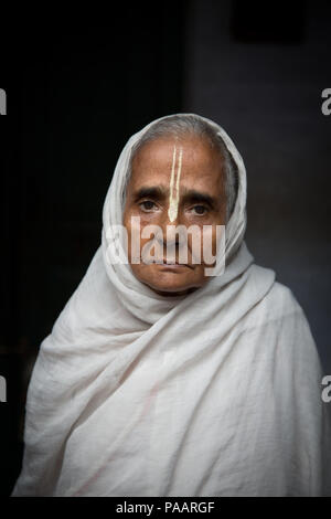 Portrait de femme veuve hindoue vivant dans un ashram à Vrindavan, Inde Banque D'Images