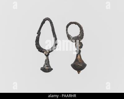 Silver Earring avec clou pendentif à tête. La culture chypriote :. Dimensions : d'autres : 1 13/16 in. (4,6 cm). Date : 6ème siècle avant. Clou d'oreille avec pendentif à tête suspendue du corps de l'oreille par un anneau. Musée : Metropolitan Museum of Art, New York, USA. Banque D'Images