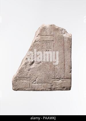 Relief montrant une partie d'un temple de Ptah avec Haremhab frappant un ennemi en face du dieu. Dimensions : H. 5,8 × 7,8 W. cm (2 5/16 x 3 1/16 in.). Dynastie DYNASTIE : 18. Règne : règne de Haremhab. Date : ca. 1353-1295 av. J.-C.. Musée : Metropolitan Museum of Art, New York, USA. Banque D'Images