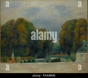 Versailles. Artiste : Auguste Renoir (Français, Limoges 1841-1919 Cagnes-sur-Mer). Dimensions : 20 1/2 x 24 7/8 in. (52,1 x 63,2 cm). Date : 1900-1905. Renonçant à l'approche informelle de peintres impressionnistes au cours de sa carrière plus tard, Renoir est retourné à motifs d'inspiration plus traditionnelle. Ce paysage d'automne présente une vue de la cour sur le côté nord du château de Versailles. Ligne l'allée de châtaigniers sont peints et doucement avec le pinceau détachés dans des couleurs vives de la saison. La sculpture est en évidence dans ce tableau, et en fait l'intérêt de Renoir pour la sculpture devient ap Banque D'Images