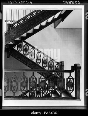 Escalier de la Bourse de Chicago, Chicago. Culture : L'Américain. Dimensions : 144 x 92 x 156 in. (365,8 x 233,7 x 396,2 cm). Bouilloire : Louis Henry Sullivan (Américain, Boston, Massachusetts 1856-1924 Chicago, Illinois) ; Dankmar Adler (Américain, 1844-1900). Date : 1893. Au cours de l'expansion de la construction à la suite de la célèbre incendie de 1871, l'école de Chicago, architectes, dirigé par Sullivan, a inventé un nouveau type de bâtiment : le gratte-ciel. L'un des chefs-d'œuvre de la forme était le Chicago Stock Exchange Building, achevé en 1894. Les escaliers installés ici ont été retirées de l'immeuble lorsqu'il a été d Banque D'Images