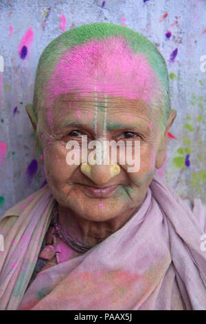 Portrait de femme veuve hindoue Holi au cours de la vie dans un ashram à Vrindavan, Inde Banque D'Images