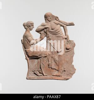 L'allégement en terre cuite. Culture : grec ?. Dimensions : H. : 6 5/16 in. (16 cm). Date : ca. 450 av. J.-C. ou plus tard. Femme assise avec double flûtes et des jeunes d'un fragment de relief ; Melian femme assise jouant le double flûtes et un homme debout. La discussion se poursuit à savoir si le soulagement est ancien ou un faux moderne. Musée : Metropolitan Museum of Art, New York, USA. Banque D'Images