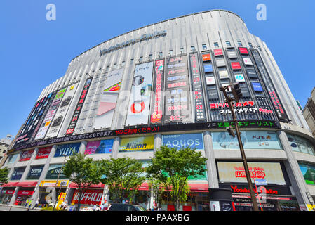 Yodobashi Akihabara, également connu sous le nom de Yodobashi Akiba. Ce centre commercial est plein de goodies électronique pour geeks et otakus. Banque D'Images