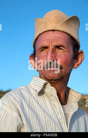 Portrait de l'homme nomade Qashqai Qashqai traditionnels avec les gens hat, Iran Banque D'Images