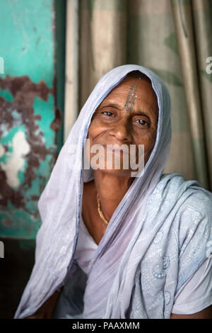 Portrait de femme veuve hindoue vivant dans un ashram à Vrindavan, Inde Banque D'Images