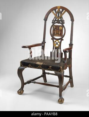 Fauteuil maçonnique. Culture : L'Américain. Dimensions : 50 1/2 x 25 5/8 x 24 3/4 in. (128,3 x 65,1 x 62,9 cm). Date : 1775-90. Le siège et les jambes de cet exemple sont typiques des meilleures chaises rococo de Boston, mais l'arrière est rare. Il est composé de symboles maçonniques : colonnes cannelées (faisant référence au temple du roi Salomon), un passage de roue (rustiquée du ciel), d'un compas et d'équerre (foi et raison), un niveau du maçon (égalité), un serpent qui avale sa queue (Renaissance), et d'une truelle (ciment de l'amour fraternel). Le président a probablement été fait pour les cadres d'une garde encore les Massachusetts non identifiés lodge. Muse Banque D'Images