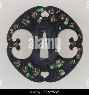 Sword Guard (tsuba). Culture : le japonais. Dimensions : H. 2 7/8 in. (7,3 cm) ; W. 2 15/16 in. (7,5 cm), épaisseur 1/4 in. (0,6 cm) ; WT. 5.4 oz. (153,1 g). Bouilloire : attribuée à l'école Hirata (japonais, la période Edo). Date : ca. 1615-1868. Cette épée garde (tsuba) dispose d'un dessin de calebasses et de feuilles. Musée : Metropolitan Museum of Art, New York, USA. Banque D'Images
