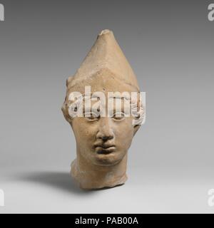 Tête en terre cuite d'un jeune homme. Culture : le grec, l'italien, Tarentine". Dimensions : H. 3 1/2 in. (8,89 cm). Date : fin 5ème-4ème siècle avant J.-C.. Les jeunes portant un casque pointu (Pilos) est un type commun entre les terres cuites Tarentine". Dans les bourses, ces chiffres ont été identifiés comme les ceintures, Kastor et Polydeukes, qui avec leurs sœurs Helen et Klytamnestra, étaient descendants de Leda. L'identité des jeunes est maintenant défini. Musée : Metropolitan Museum of Art, New York, USA. Banque D'Images