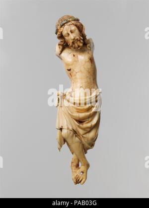 Christ crucifié. Culture : l'Europe du Nord. Dimensions : hors tout : 7 9/16 x 2 1/16 x 1 3/8 in. (19,2 x 5,3 x 3,5 cm). Date : ca. 1300. C'est l'une des plus belles images de l'ivoire médiévale survivant du Christ crucifié. Il est extraordinaire dans son caractère monumental et le rendu sensible du corps humain. La forme, qu'il s'accorde bien avec les œuvres produites à Paris vers 1300, durant le règne du roi Philippe le Bel (r. 1285-1314), mais l'utilisation de l'ivoire de morse suggère que la sculpture a été sculpté par un artiste parisien (ou l'un qui avait formé dans la capitale française) active en Angleterre, Banque D'Images