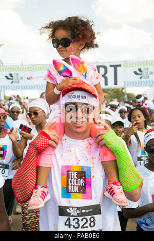 Soweto, Afrique du Sud, le 17 avril 2017, diverses personnes s'exécutant dans la Color Run Marathon de Soweto Banque D'Images