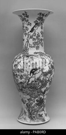 Vase. Culture : la Chine. Dimensions : H. 26 in. (66 cm) ; W. 11 in. (27,9 cm). Musée : Metropolitan Museum of Art, New York, USA. Banque D'Images