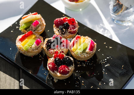 Assortiment de tartelettes aux fruits et baies sur le mariage Banque D'Images