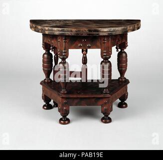 Table pliante. Culture : L'Américain. Dimensions : 27 1/2 x 36 3/8 x 35 3/8 in. (69,9 x 92,4 x 89,9 cm). Date : 1680-85. Les balustres et appliqué des bossages sur cette table peut indiquer qu'elle a été produite en suite avec un placard, étant donné que ces éléments décoratifs audacieux étaient plus souvent trouvés sur ce formulaire. Le châssis polygonal a une part, circulaire articulée top qui s'ouvre et se repose sur le support de pivot, ou de porte. Le grain présent-surface peinte n'est pas d'origine et de date peut-être à la dix-huitième siècle. Musée : Metropolitan Museum of Art, New York, USA. Banque D'Images