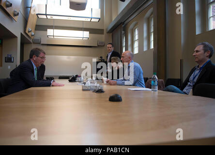 Le Secrétaire de la Défense Ash Carter rencontre le PDG et fondateur d'Amazon Jeff Bezos à Seattle, le 3 mars 2016. Carter est à Seattle pour renforcer les liens entre le ministère de la défense et de la technologie (DoD photo de Maître de 1re classe de la Marine Tim D. Godbee)(1992) Banque D'Images