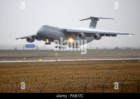 Un U.S. Air Force Lockheed C-5 Galaxy avion arrive à l'aérodrome de l'Armée de Stuttgart, Allemagne, le 2 mars 2016. (U.S. Photo de l'armée par Visual Spécialiste de l'information, Jason Johnston/libérés) Banque D'Images