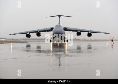 Un U.S. Air Force Lockheed C-5 Galaxy avion arrive à l'aérodrome de l'Armée de Stuttgart, Allemagne, le 2 mars 2016. (U.S. Photo de l'armée par Visual Spécialiste de l'information, Jason Johnston/libérés) Banque D'Images