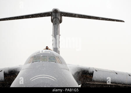 Un U.S. Air Force Lockheed C-5 Galaxy avion arrive à l'aérodrome de l'Armée de Stuttgart, Allemagne, le 2 mars 2016. (U.S. Photo de l'armée par Visual Spécialiste de l'information, Jason Johnston/libérés) Banque D'Images