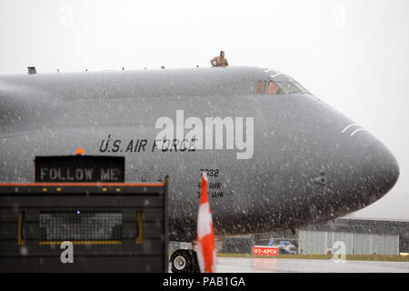 Un U.S. Air Force Lockheed C-5 Galaxy avion arrive à l'aérodrome de l'Armée de Stuttgart, Allemagne, le 2 mars 2016. (U.S. Photo de l'armée par Visual Spécialiste de l'information, Jason Johnston/libérés) Banque D'Images