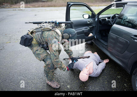 Un commando de la marine allemande, Kampfschwimmer nageur de combat, prend une photo du visage d'une victime, comme les forces spéciales alliées effectuez une recherche sur le site de l'OTAN pour les forces d'opérations spéciales (FOS) Coordonnateur des opérations d'exploitation technique Campus Cours dans le domaine de formation de l'Alliance, sur la base aérienne de Chièvres, dans la région de Chièvres, Belgique, le 3 mars 2016. (U.S. Photo de l'armée par Visual Spécialiste de l'information, Pierre-Etienne Courtejoie/libérés) Banque D'Images