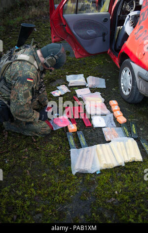 Un commando de la marine allemande, Kampfschwimmer nageur de combat simulé, trie les explosifs découverts dans un véhicule, comme les forces spéciales alliées effectuez une recherche sur le site de l'OTAN pour les forces d'opérations spéciales (FOS) Coordonnateur des opérations d'exploitation technique Campus Cours dans le domaine de formation de l'Alliance, sur la base aérienne de Chièvres, dans la région de Chièvres, Belgique, le 3 mars 2016. (U.S. Photo de l'armée par Visual Spécialiste de l'information, Pierre-Etienne Courtejoie/libérés) Banque D'Images