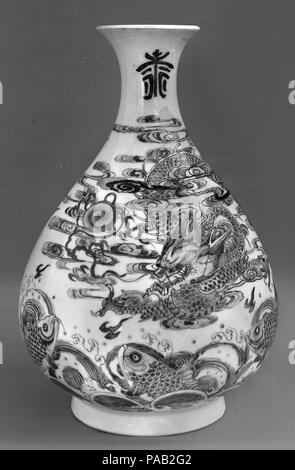 Vase. Culture : la Chine. Dimensions : H. 9 7/8 in. (25,1 cm). Date : le 18e siècle. Musée : Metropolitan Museum of Art, New York, USA. Banque D'Images