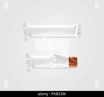 Blank white candy bar maquette plastique isolé. Fermé et ouvert l'emballage de chocolat modèle wrapper. Choco logo usine forfait mo candybar Banque D'Images