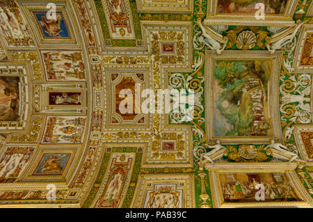 Détail des sections de Girolamo Muziano et Cesare Nebbia's beau plafond de la galerie des cartes dans le musée du Vatican à Rome Banque D'Images