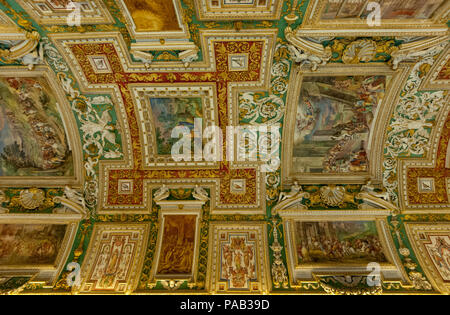 Détail des sections de Girolamo Muziano et Cesare Nebbia's beau plafond de la galerie des cartes dans le musée du Vatican à Rome Banque D'Images