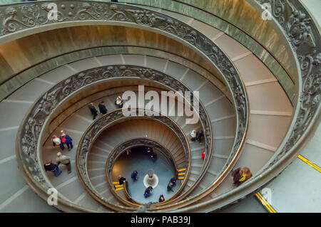 Giuseppe Modo's célèbre escalier à double hélice au Musée du Vatican à Rome Banque D'Images