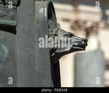 Une tête de lion en bronze dans une rue de Rome Banque D'Images